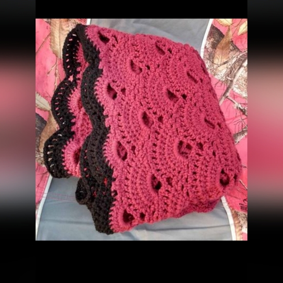 Square crocheted blanket in plum, magenta and black - Picture 3 of 3